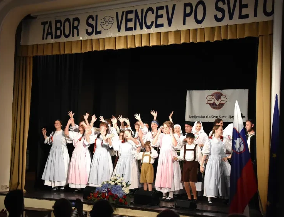 Folklorna skupina Mladika iz Buenos Airesa. FOTO: Bogomir Štefanič, Družina